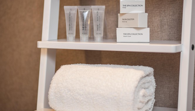 Badkamer met showergel, shampoo, bodylotion en zeep in superior hotelkamer